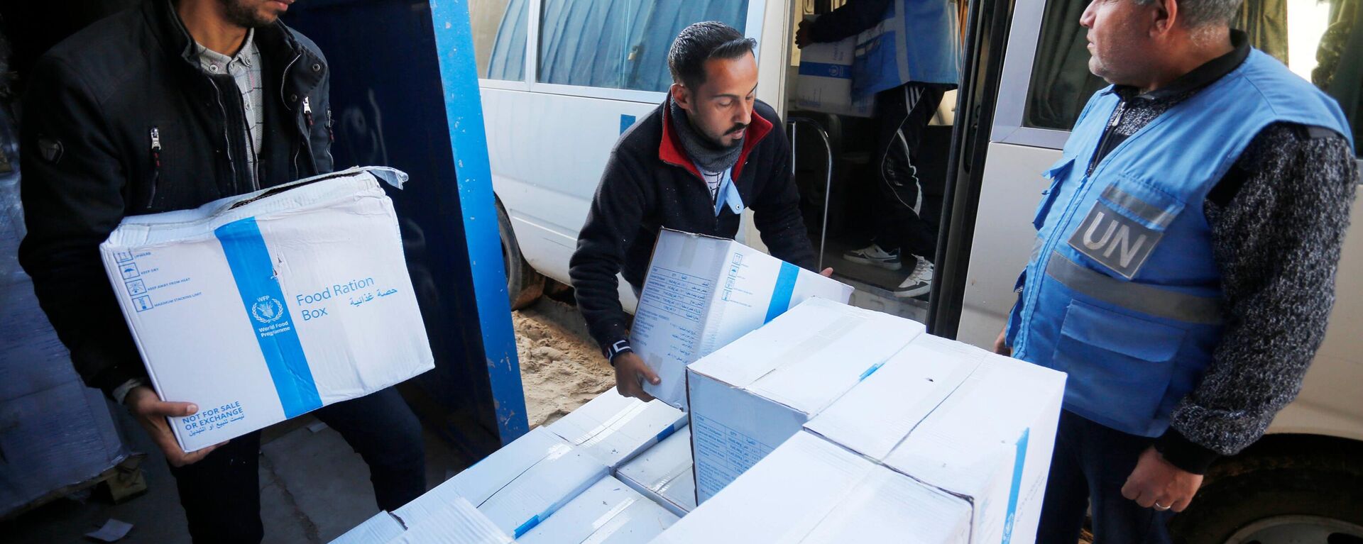 Trabajadores de Unrwa distribuyendo alimentos en la Franja de Gaza  - Sputnik Mundo, 1920, 08.03.2024