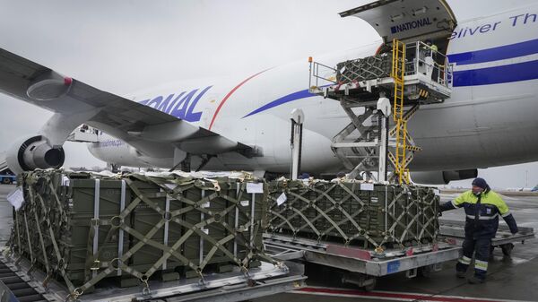 Trabajadores descargan un cargamento de ayuda militar entregado como parte de la asistencia de seguridad de EEUU a Ucrania - Sputnik Mundo