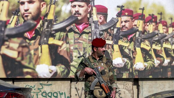 Un miembro de las Fuerzas de Operaciones Especiales de Irak  monta guardia durante el funeral de Hassan Hammadi al-Amiri, miembro caído del grupo Kataib Hizbulá, una de las facciones de los paramilitares Hashed al-Shaabi en Bagdad, el 26 de diciembre de 2023.  - Sputnik Mundo