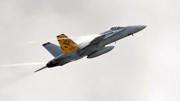 Un avión F/A-18 Hornet de la Real Fuerza Aérea Australiana vuela durante el Australian International Airshow en Melbourne el 5 de marzo de 2017.  - Sputnik Mundo