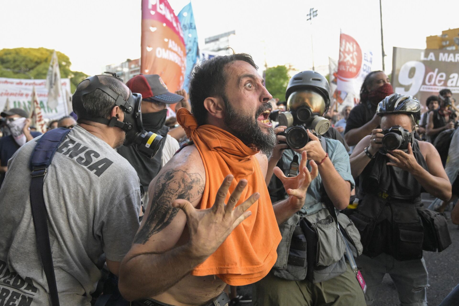 Un manifestante protesta frente al parlamento argentino en contra de la ley ómnibus - Sputnik Mundo, 1920, 02.02.2024