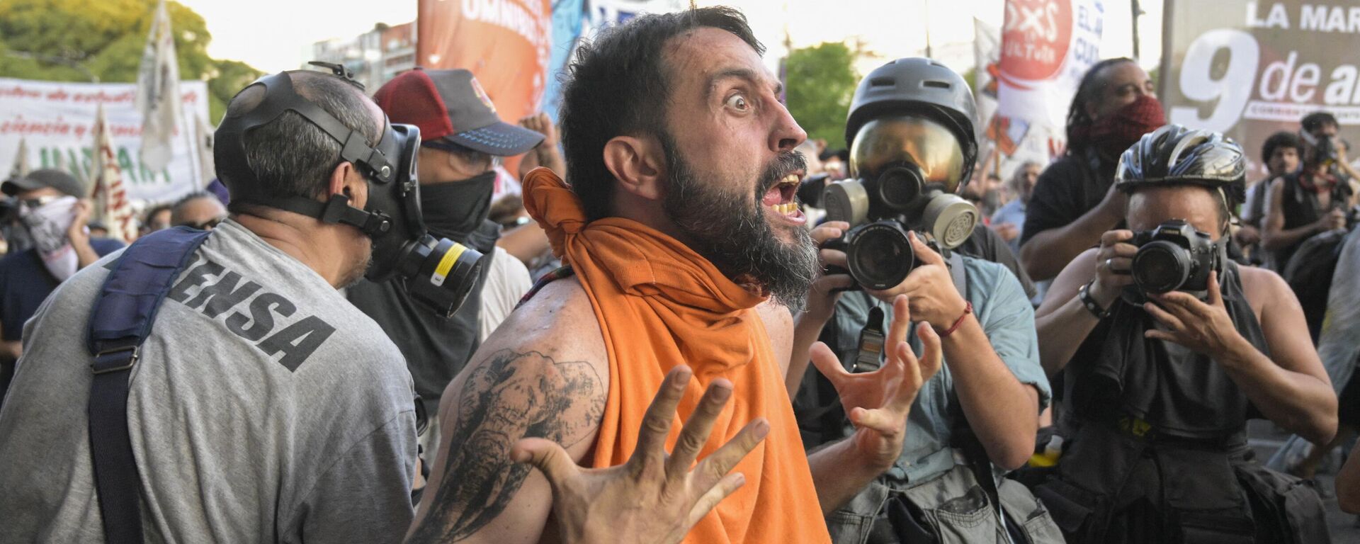 Un manifestante protesta frente al parlamento argentino en contra de la ley ómnibus - Sputnik Mundo, 1920, 16.02.2024