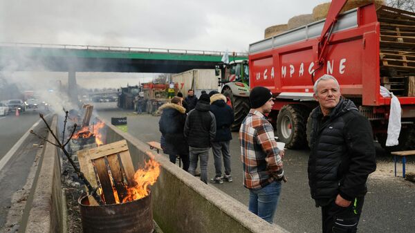 Agricultores franceses levantan el bloqueo de carreteras alrededor de París  - Sputnik Mundo