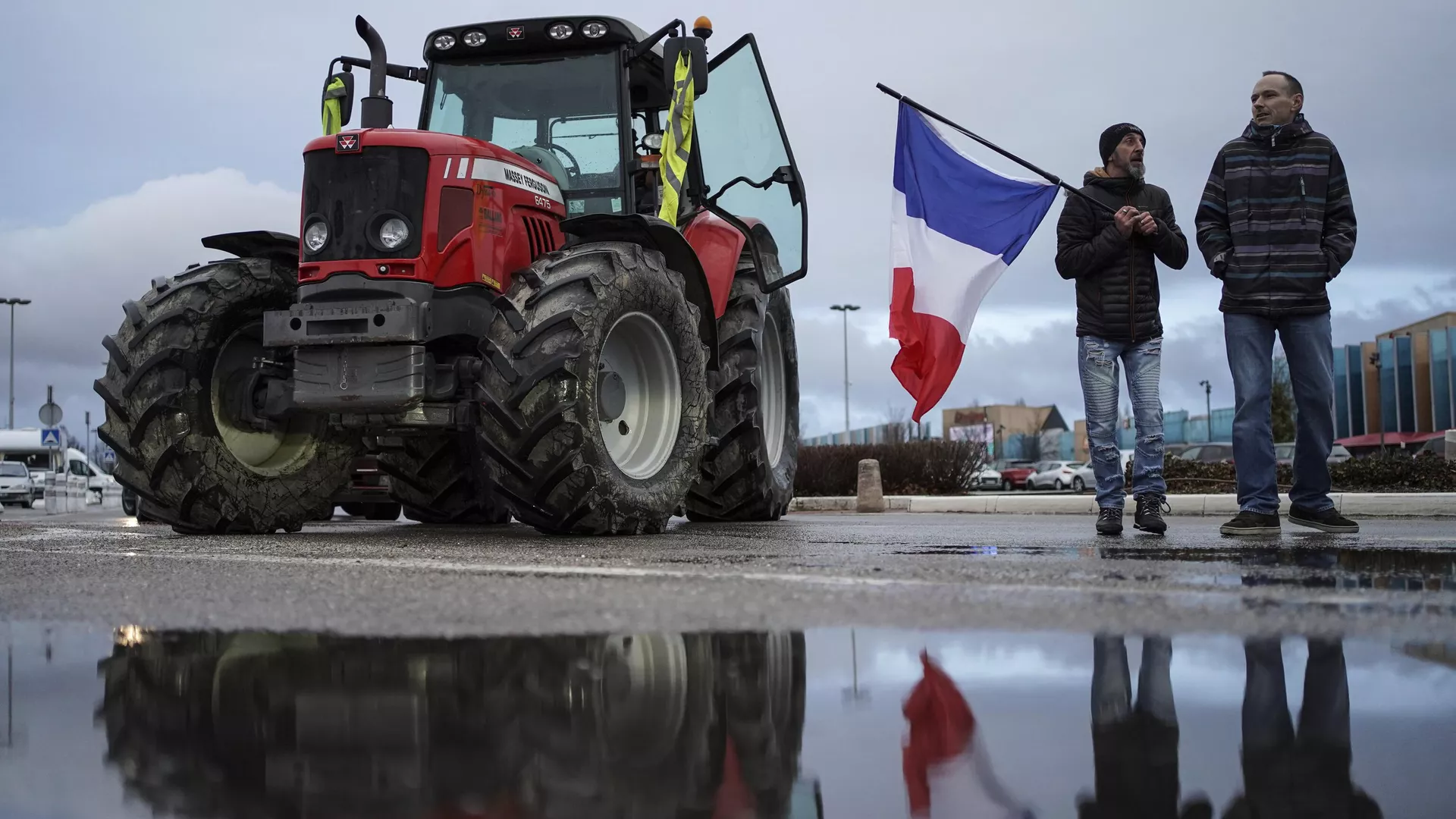 Manifestantes se preparan para salir hacia un convoy en Lyon, en el centro de Francia, el 11 de febrero, 2022