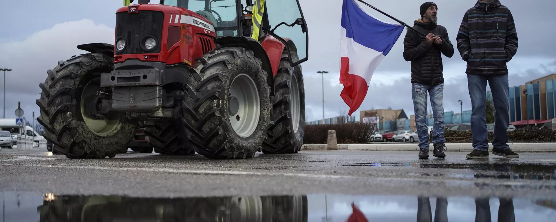 Manifestantes se preparan para salir hacia un convoy en Lyon, en el centro de Francia, el 11 de febrero, 2022 Manifestantes se preparan para salir hacia un convoy en Lyon, en el centro de Francia, el 11 de febrero, 2022 - Sputnik Mundo, 1920, 02.02.2024