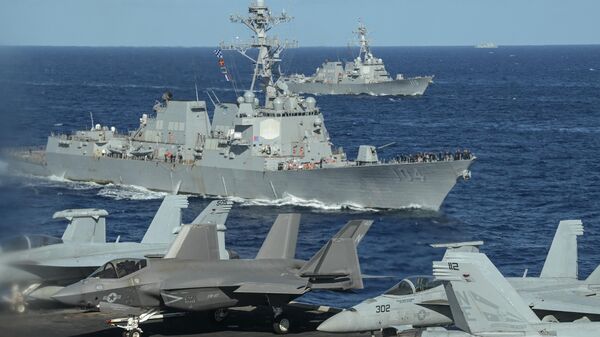 USS Carl Vinson navegando frente a buques militares chinos  - Sputnik Mundo