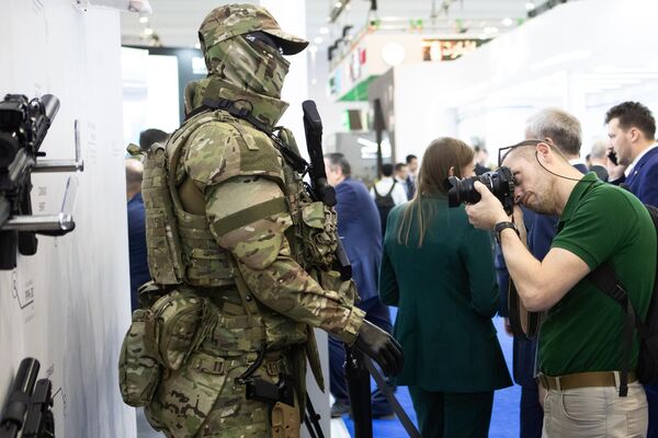 En total, fueron presentados los productos de más de 20 de empresas rusos.En la foto: kit de equipamiento VKPO 3.0 del grupo Kaláshnikov. En total, fueron presentados los productos de más de 20 de empresas rusos.En la foto: kit de equipamiento VKPO 3.0 del grupo Kaláshnikov. - Sputnik Mundo