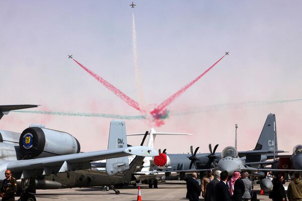El evento se celebra en un nuevo centro de exposiciones situado en los límites de una base aérea, por lo que los visitantes podrán ver un amplio programa de vuelos, demostraciones de movilidad de equipos terrestres y fuego real. El evento se celebra en un nuevo centro de exposiciones situado en los límites de una base aérea, por lo que los visitantes podrán ver un amplio programa de vuelos, demostraciones de movilidad de equipos terrestres y fuego real. - Sputnik Mundo