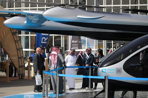 La temática del evento incluye sistemas y equipos para fuerzas terrestres, navales y aéreas, del ámbito de la seguridad seguridad, así como sistemas espaciales y satélites.En la foto: visitantes en World Defense Show en Riad. La temática del evento incluye sistemas y equipos para fuerzas terrestres, navales y aéreas, del ámbito de la seguridad seguridad, así como sistemas espaciales y satélites.En la foto: visitantes en World Defense Show en Riad. - Sputnik Mundo