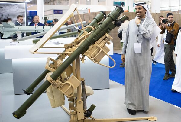 El sistema de misiles de defensa antiaérea portátil ruso Verba, sucesor del sistema de defensa antiaérea portátil Igla-S, está diseñado para atacar aviones, helicópteros, misiles de crucero y drones. Es el único sistema de defensa antiaérea portátil del mundo con un cabezal buscador triespectral, que permite interceptar objetivos aéreos de forma prácticamente garantizada. El sistema de misiles de defensa antiaérea portátil ruso Verba, sucesor del sistema de defensa antiaérea portátil Igla-S, está diseñado para atacar aviones, helicópteros, misiles de crucero y drones. Es el único sistema de defensa antiaérea portátil del mundo con un cabezal buscador triespectral, que permite interceptar objetivos aéreos de forma prácticamente garantizada. - Sputnik Mundo