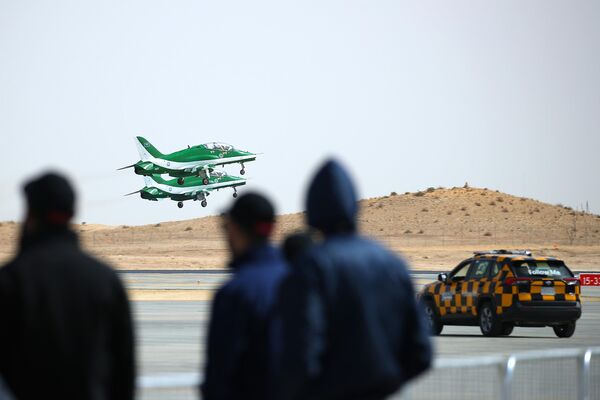 La exhibición está organizada por la Dirección General de Industrias Militares de Arabia Saudita.En la foto: aviones de entrenamiento de combate de la Real Fuerza Aérea Saudita participan en el programa de vuelo de la exposición. La exhibición está organizada por la Dirección General de Industrias Militares de Arabia Saudita.En la foto: aviones de entrenamiento de combate de la Real Fuerza Aérea Saudita participan en el programa de vuelo de la exposición. - Sputnik Mundo