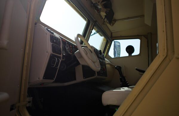 Spartak tiene capacidad para 10 soldados y puede alcanzar velocidades de hasta 100 km/h en autopista.En la foto: cabina del vehículo blindado Spartak. Spartak tiene capacidad para 10 soldados y puede alcanzar velocidades de hasta 100 km/h en autopista.En la foto: cabina del vehículo blindado Spartak. - Sputnik Mundo