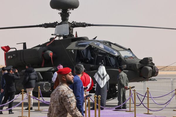 Además de 700 expositores, en el evento participan 115 delegaciones internacionales.En la foto: los visitantes observan un helicóptero de ataque AH-64 Apache de la Real Fuerza Aérea Saudita. Además de 700 expositores, en el evento participan 115 delegaciones internacionales.En la foto: los visitantes observan un helicóptero de ataque AH-64 Apache de la Real Fuerza Aérea Saudita. - Sputnik Mundo