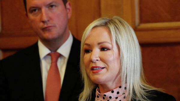 La líder adjunta del Sinn Fein, Michelle O'Neill, habla con los medios de comunicación en los edificios del Parlamento, Stormont, Belfast, lunes 9 de mayo de 2022. - Sputnik Mundo