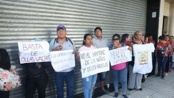 Miles de personas en Argentina hacen fila frente al Ministerio de Capital Humano en reclamo por alimentos - Sputnik Mundo