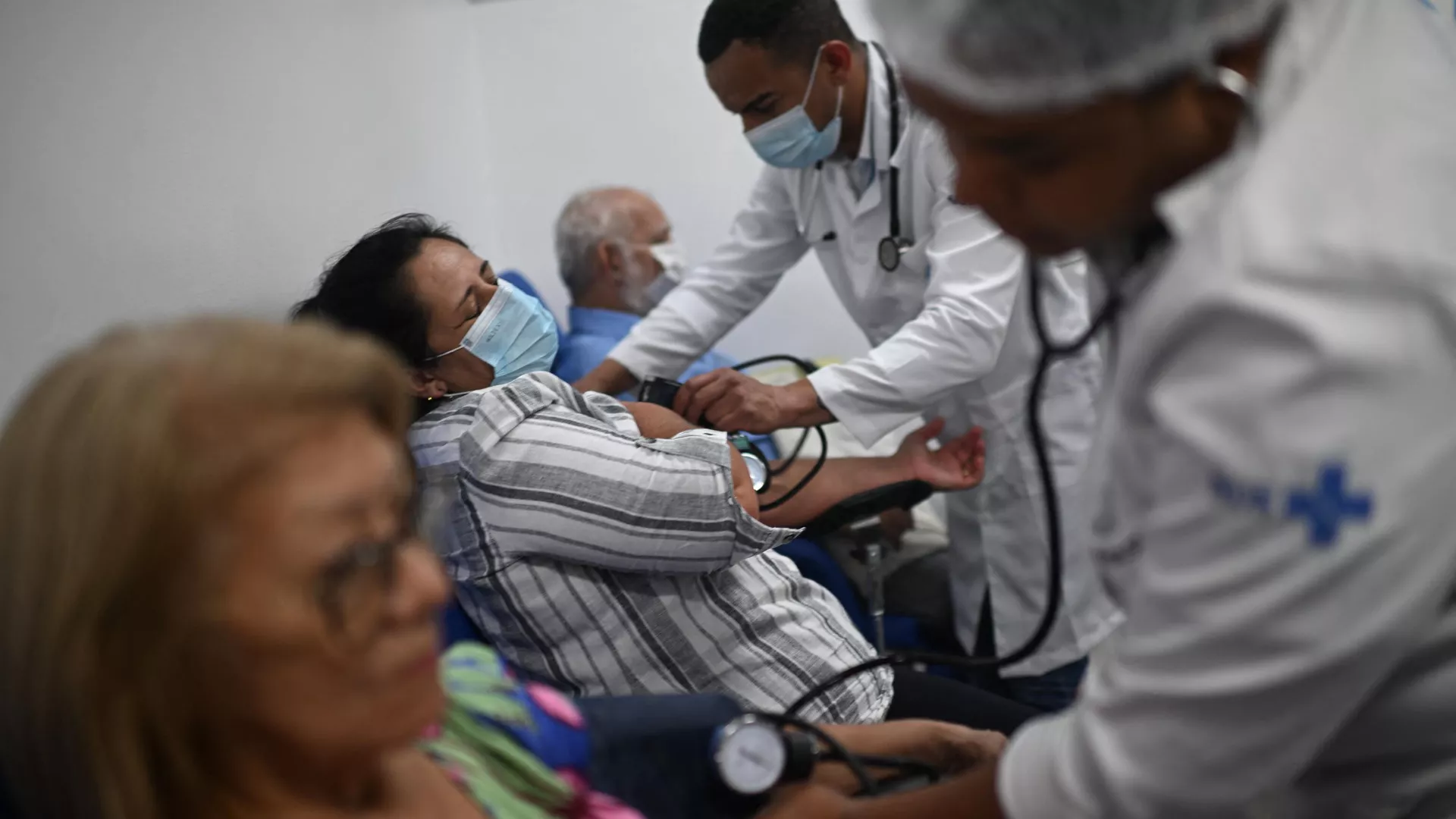 Pacientes reciben tratamiento para el dengue, en el Hospital Raphael de Paula Souza de Río de Janeiro, Brasil