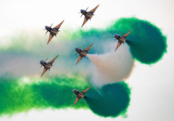 Una peculiaridad del equipo acrobático chino '1 de Agosto' es que cada uno de sus espectáculos va acompañado de humo de un nuevo color. En el programa aéreo de Riad, los pilotos chinos utilizaron a menudo humo de colores de la bandera nacional saudita. Una peculiaridad del equipo acrobático chino '1 de Agosto' es que cada uno de sus espectáculos va acompañado de humo de un nuevo color. En el programa aéreo de Riad, los pilotos chinos utilizaron a menudo humo de colores de la bandera nacional saudita. - Sputnik Mundo