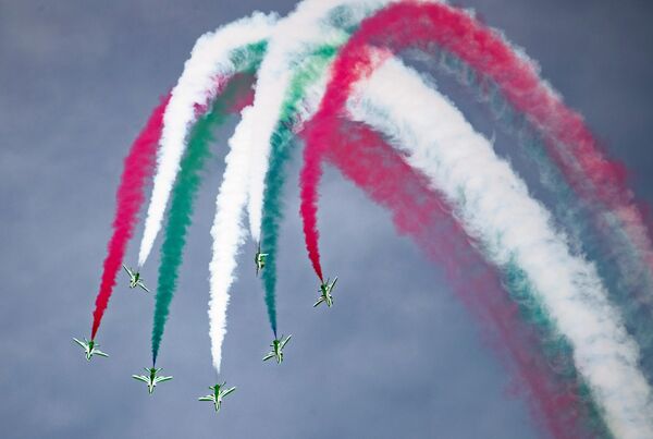 El equipo acrobático Saudi Hawks de la Real Fuerza Aérea Saudita actuó con siete aviones de entrenamiento avanzado Hawker Siddeley Hawk. El equipo acrobático Saudi Hawks de la Real Fuerza Aérea Saudita actuó con siete aviones de entrenamiento avanzado Hawker Siddeley Hawk. - Sputnik Mundo