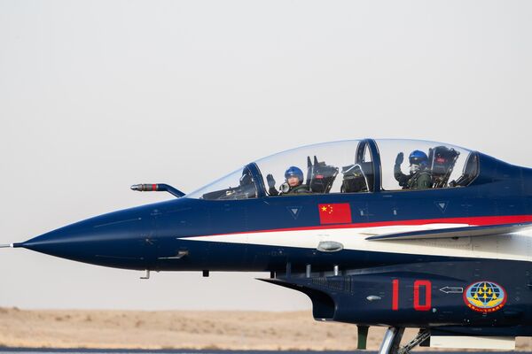 China demostró en Riad las capacidades del Chengdu J-10 (en español: Un dragón veloz), un caza polivalente de 4.ª generación. China demostró en Riad las capacidades del Chengdu J-10 (en español: Un dragón veloz), un caza polivalente de 4.ª generación. - Sputnik Mundo