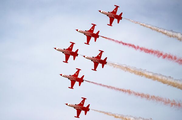 El equipo acrobático Turkish Stars (en español: Estrellas turcas) actúa en cazas F-5. El equipo acrobático Turkish Stars (en español: Estrellas turcas) actúa en cazas F-5. - Sputnik Mundo
