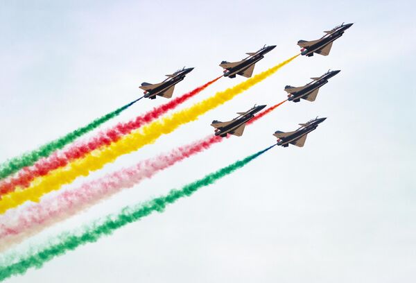 El equipo acrobático '1 de Agosto' de las Fuerzas Aéreas chinas realizó acrobacias aéreas en grupo y los cazas Chengdu J-10 volaron a una distancia mínima entre si. El equipo acrobático '1 de Agosto' de las Fuerzas Aéreas chinas realizó acrobacias aéreas en grupo y los cazas Chengdu J-10 volaron a una distancia mínima entre si. - Sputnik Mundo