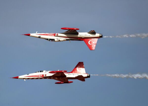 Aviones F-5 del equipo acrobático Turkish Stars actúan en el evento. Aviones F-5 del equipo acrobático Turkish Stars actúan en el evento. - Sputnik Mundo