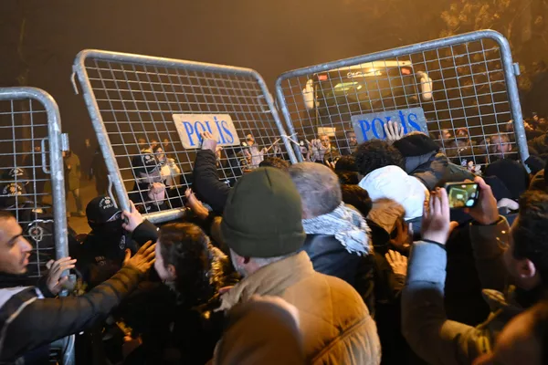 El aniversario de la tragedia en Turquía no estuvo exento de protestas, ya que cerca de 700.000 personas siguen sin hogar un año después del sismo. En la foto: manifestantes chocan con la policía el 6 de febrero de 2024. El aniversario de la tragedia en Turquía no estuvo exento de protestas, ya que cerca de 700.000 personas siguen sin hogar un año después del sismo. En la foto: manifestantes chocan con la policía el 6 de febrero de 2024. - Sputnik Mundo