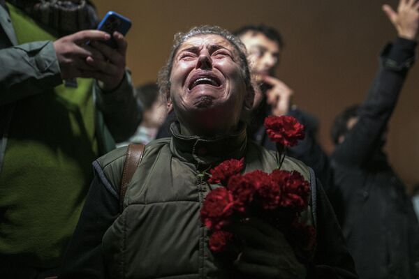 En el aniversario de la tragedia, se guardó un minuto de silencio en la plaza central de Antalia. En la capital, Ankara, fueron plantados varios miles de árboles en memoria de las víctimas. También celebraron actos conmemorativos en Estambul.En la foto: una mujer llorando durante un minuto de silencio en la misma ciudad. - Sputnik Mundo