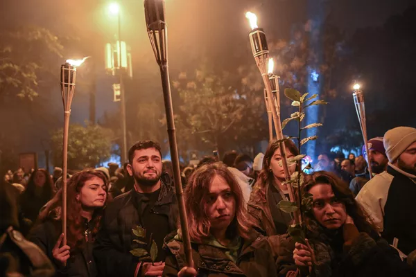 En Turquía, quienes perdieron sus hogares a causa del movimiento telúrico, fueron alojados temporalmente en ciudades contenedoras, bloques metálicos grises de 3x7 m. La población de estos centros asciende a 560.000 personas.En la foto: participantes en una vigilia conmemorativa en el aniversario del devastador terremoto de Antioquía. En Turquía, quienes perdieron sus hogares a causa del movimiento telúrico, fueron alojados temporalmente en ciudades contenedoras, bloques metálicos grises de 3x7 m. La población de estos centros asciende a 560.000 personas.En la foto: participantes en una vigilia conmemorativa en el aniversario del devastador terremoto de Antioquía. - Sputnik Mundo