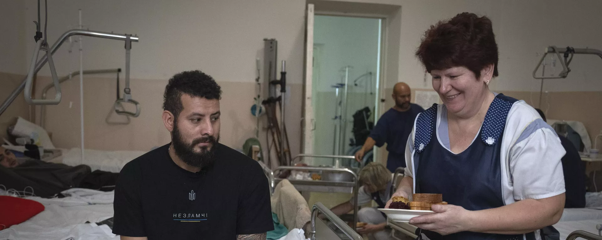 Una enfermera lleva el almuerzo a un soldado con apodo 'Checho' de Medellín, Colombia, en un hospital de Ucrania, el miércoles 20 de diciembre de 2023 - Sputnik Mundo, 1920, 14.02.2024