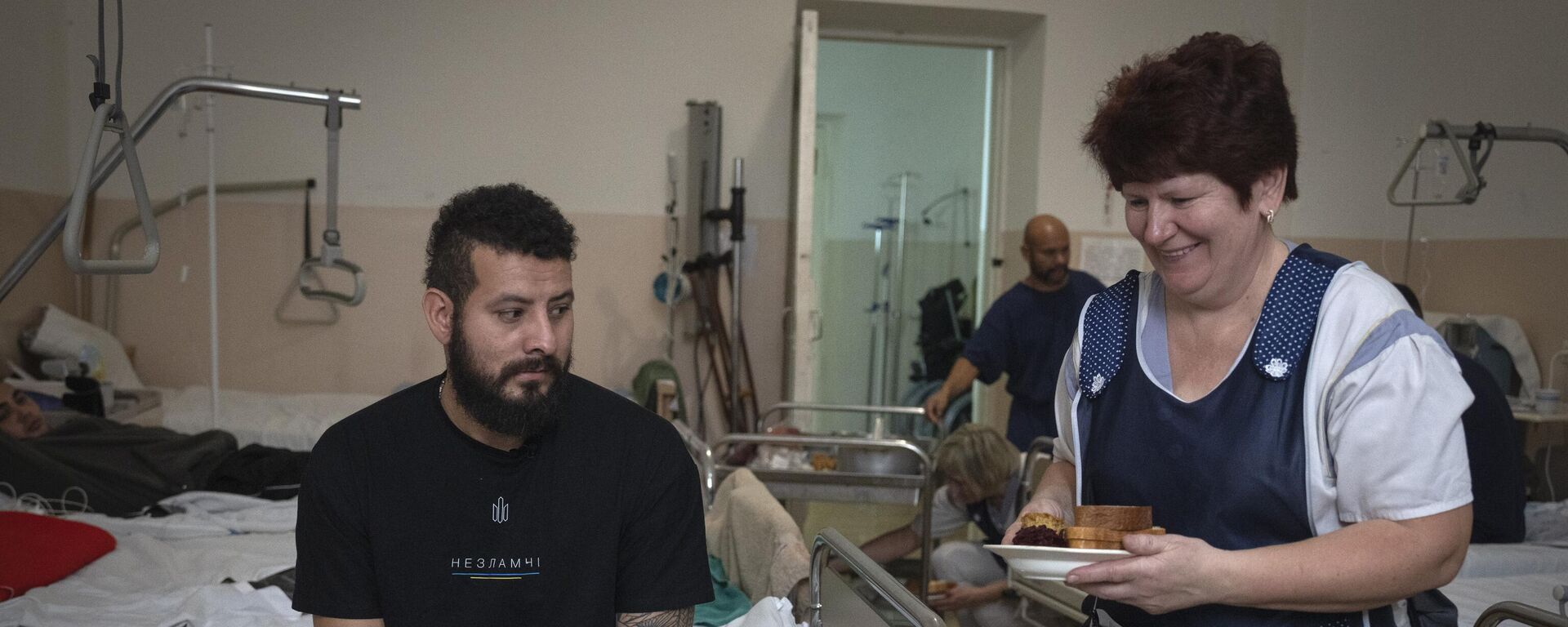 Una enfermera lleva el almuerzo a un soldado con apodo 'Checho' de Medellín, Colombia, en un hospital de Ucrania, el miércoles 20 de diciembre de 2023 - Sputnik Mundo, 1920, 14.02.2024