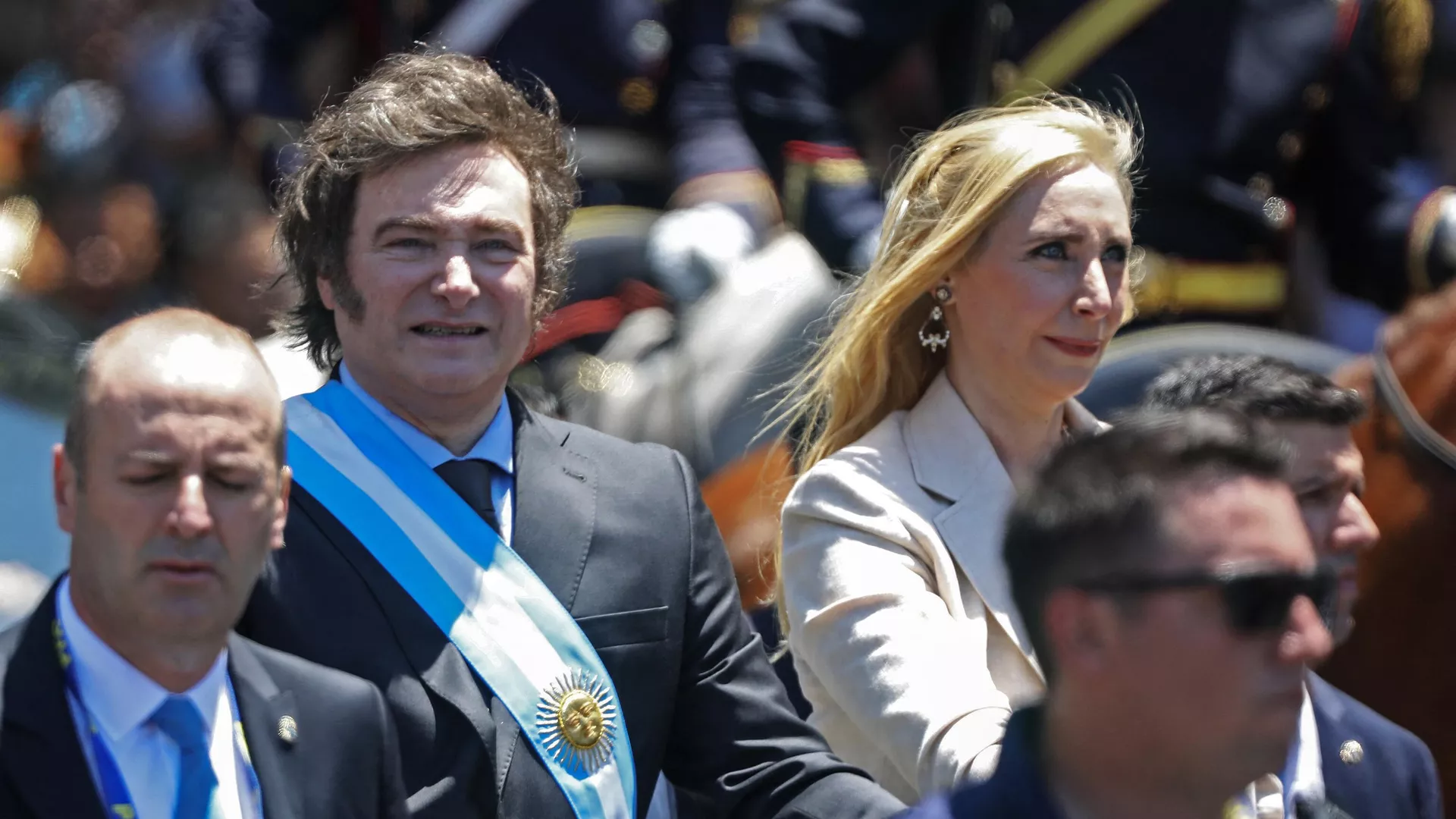 El presidente de Argentina, Javier Milei, y su hermana Karina Milei, se dirigen al palacio presidencial de la Casa Rosada en un coche descubierto tras jurar el cargo durante una ceremonia de investidura en el Congreso en Buenos Aires el 10 de diciembre de 2023. El presidente de Argentina, Javier Milei, y su hermana Karina Milei, se dirigen al palacio presidencial de la Casa Rosada en un coche descubierto tras jurar el cargo durante una ceremonia de investidura en el Congreso en Buenos Aires el 10 de diciembre de 2023.