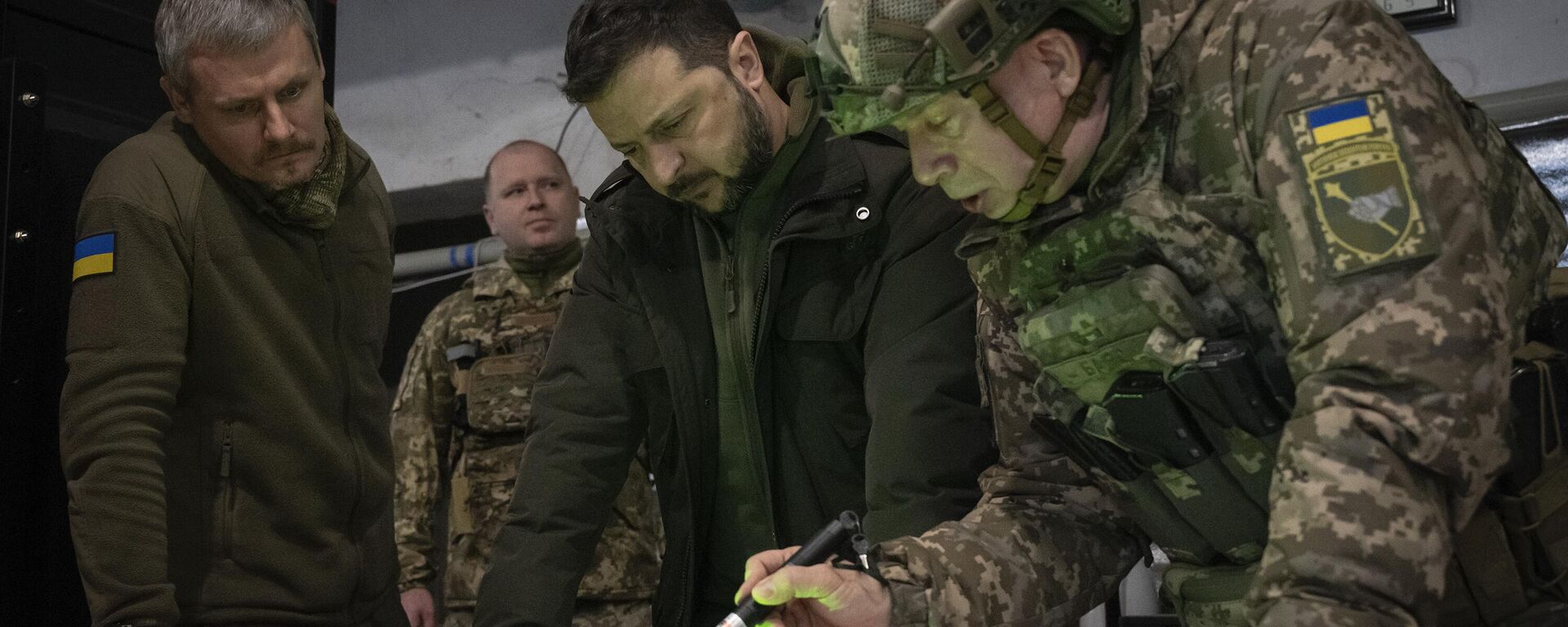 Volodímir Zelenski, presidente de Ucrania, y el coronel general Olexandr Sirski, comandante en jefe de las FFAA de Ucrania, observan un mapa durante su visita a la región ucraniana de Járkov. - Sputnik Mundo, 1920, 04.09.2024