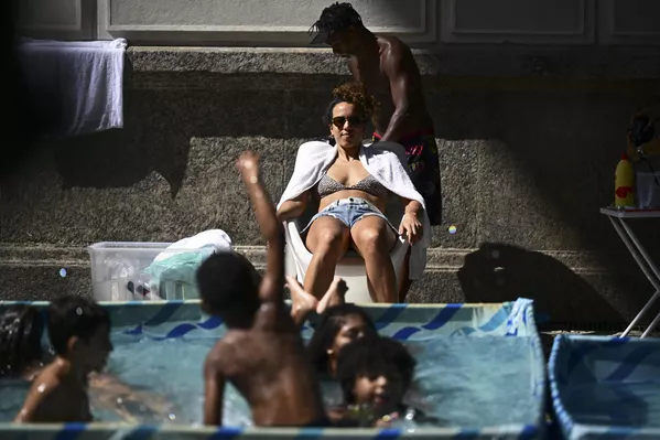Una mujer participa en la performance Decoloración Global, organizada por el artista brasileño Maxwell Alexandre en el Museo de Arte de Río de Janeiro. Durante la performance, que pretende acabar con los prejuicios que relacionan el color del pelo con la delincuencia, los voluntarios se pueden decolorar el pelo gratuitamente. - Sputnik Mundo