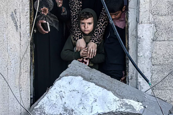 Un niño delante de un edificio destruido por los bombardeos israelíes sobre la ciudad de Rafah, en el sur de la Franja de Gaza. - Sputnik Mundo