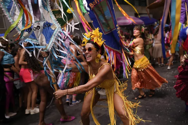 Participantes en la fiesta callejera Cordao do Boitatá en la víspera de Carnaval en Río de Janeiro, Brasil. - Sputnik Mundo
