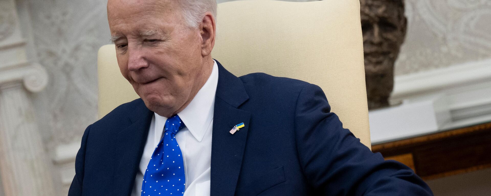 El presidente estadounidense Joe Biden escucha durante una reunión con el canciller alemán Olaf Scholz en el Despacho Oval de la Casa Blanca en Washington, el 9 de febrero de 2024.  - Sputnik Mundo, 1920, 09.02.2024