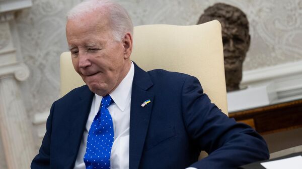 El presidente estadounidense Joe Biden escucha durante una reunión con el canciller alemán Olaf Scholz en el Despacho Oval de la Casa Blanca en Washington, el 9 de febrero de 2024.  - Sputnik Mundo