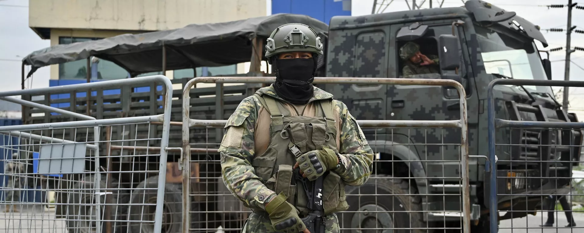 Un soldado monta guardia frente al complejo penitenciario Regional 8 durante una operación en Guayaquil, Ecuador, en enero de 2024 Un soldado monta guardia frente al complejo penitenciario Regional 8 durante una operación en Guayaquil, Ecuador, en enero de 2024 - Sputnik Mundo, 1920, 10.02.2024