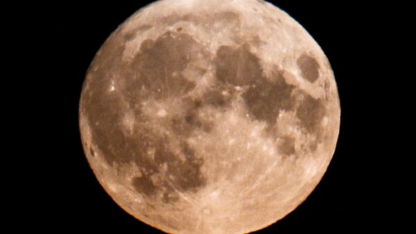 Vista de la Luna llena desde el pueblo de Ostrov, región de Moscú - Sputnik Mundo