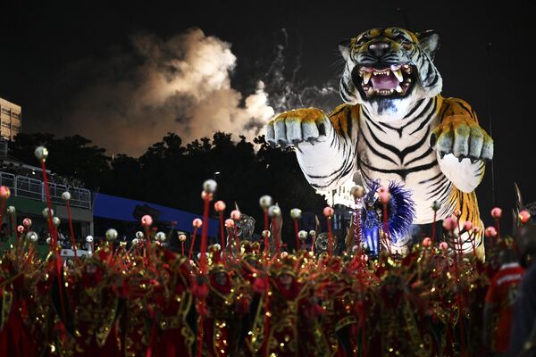 Millones de turistas acuden en estos días a Brasil para ver el carnaval con sus propios ojos.En la foto: representantes de la escuela de samba Porto da Pedra actúan en el Sambódromo de Río de Janeiro. - Sputnik Mundo