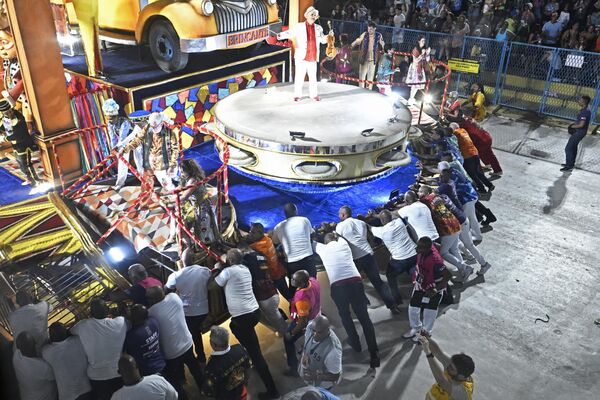 En los días de celebración del carnaval se bebe el 60% del alcohol que se consume anualmente, mientras los locales disfrutan de unos días festivos.En la foto: asistentes del evento ayudan a representantes de la escuela de samba Porto da Pedra tras un incidente durante una actuación en el Sambódromo de Río de Janeiro. - Sputnik Mundo