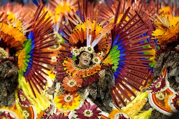 El carnaval brasileño heredó las tradiciones de muchas naciones del mundo: la antigua bacanal griega y la Saturnalia romana, las danzas rituales de África y las mascaradas del Renacimiento, pero sobre todo la fiesta del &#x27;entrudo&#x27;, traída por los colonos portugueses y celebrada antes de la Cuaresma.En la foto: una bailarina de la escuela de samba Tom Maior durante un desfile en Sao Paulo. - Sputnik Mundo