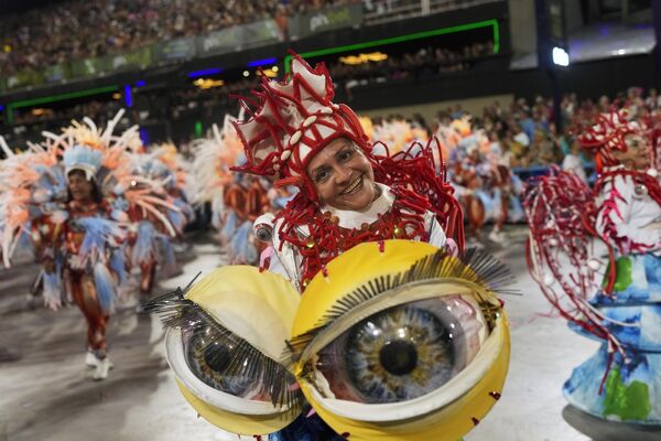 El carnaval de Río de Janeiro es en general reconocido como la fiesta número uno del mundo. Millones de turistas llegan cada año a la capital brasileña.En la foto: celebración en el Sambódromo de Río de Janeiro. - Sputnik Mundo