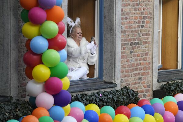 Con la expansión del cristianismo en Europa, los festivales comenzaron a celebrarse antes de la Cuaresma: la propia palabra carnaval significa &quot;adiós, carne&quot;. Así es como una antigua costumbre pagana se convirtió en una tradición católica de preparación para la Cuaresma, antes de la cual hay que divertirse, comer y beber.En la foto: una mujer fotografiando un desfile de la celebración en Dusseldorf, Alemania. - Sputnik Mundo