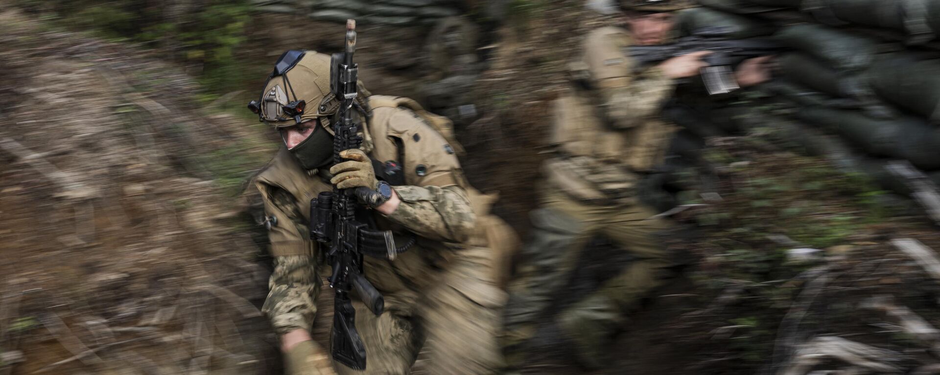 Soldados ucranianos participan en un ejercicio militar, junto con instructores de la Compañía Hegra de la Guardia Nacional 
 de Noruega, como parte de los entrenamientos de la OTAN.  - Sputnik Mundo, 1920, 16.02.2024