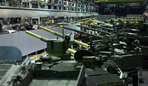 Tanques T-72 y T-90 están presentados en el taller de montaje mecánico de Uralvagonzavod. Tanques T-72 y T-90 están presentados en el taller de montaje mecánico de Uralvagonzavod. - Sputnik Mundo