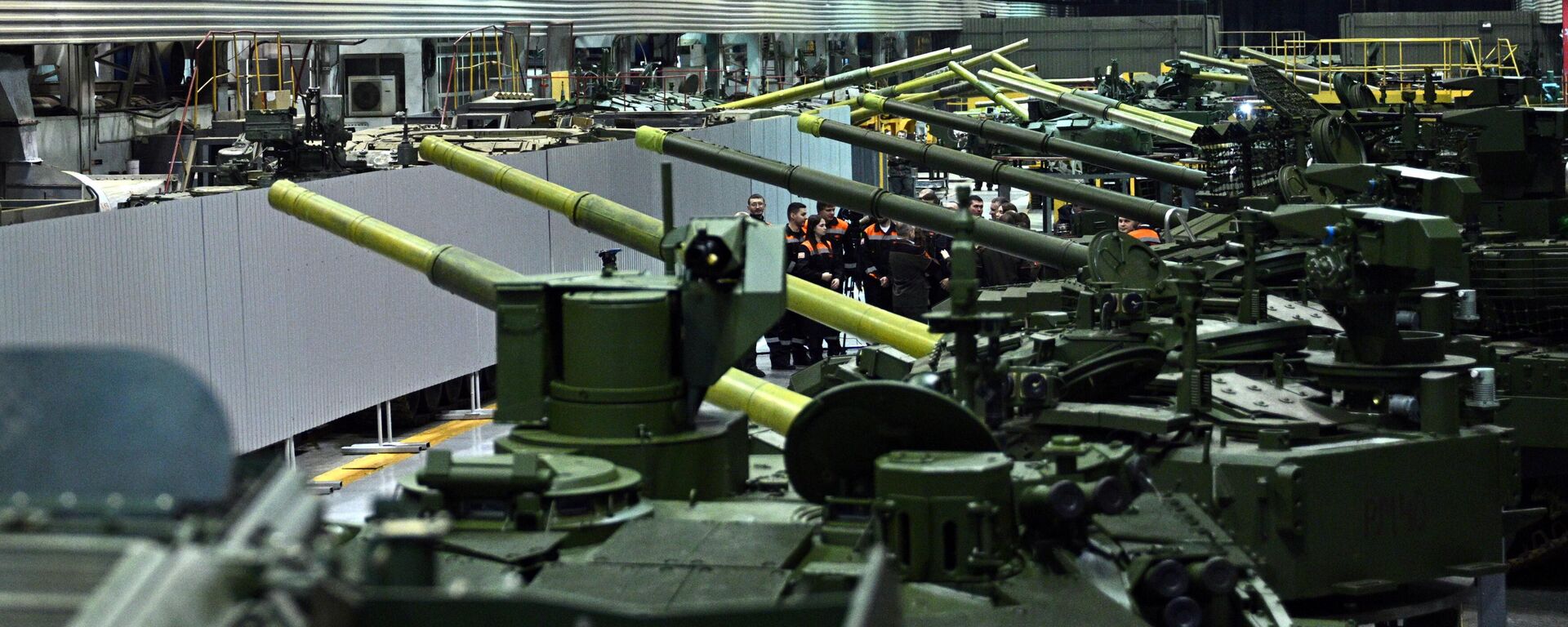 Tanques T-72 y T-90 en el taller de montaje mecánico de Uralvagonzavod - Sputnik Mundo, 1920, 16.02.2024