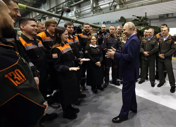 Vladímir Putin agradeció a los trabajadores de Uralvagonzavod por la producción de equipos de alta calidad utilizados en la operación militar especial y su trabajo en la zona de combate. Vladímir Putin agradeció a los trabajadores de Uralvagonzavod por la producción de equipos de alta calidad utilizados en la operación militar especial y su trabajo en la zona de combate. - Sputnik Mundo