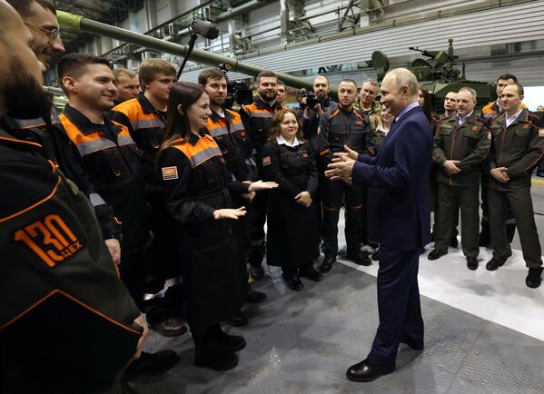 Vladímir Putin agradeció a los trabajadores de Uralvagonzavod por la producción de equipos de alta calidad utilizados en la operación militar especial y su trabajo en la zona de combate. - Sputnik Mundo